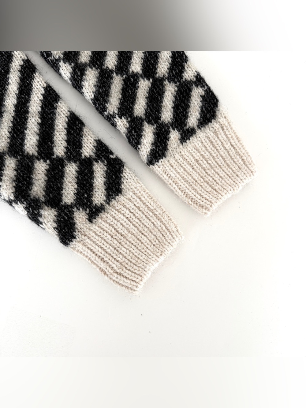KOTN Asilah Cropped Sweater in the Alabaster / Black Size Small - Picture 6 of 9